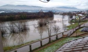 Borba protiv poplava traje: U Bihać i Sanski most upućena pomoć