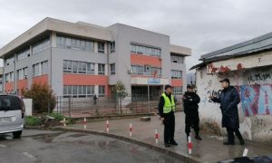 Policija ušla u školu: Srednjoškolci evakuisani zbog dojave o bombi