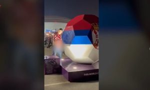 Skandal u Kataru: Hrvatski navijač simulirao uriniranje po zastavi Srbije VIDEO