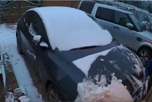 Otac ostao šokiran: Sin izgrebao nov auto čisteći snijeg VIDEO