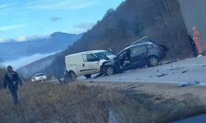 Muškarac poginuo: U teškom sudaru učestvovala dva kombija i auto FOTO