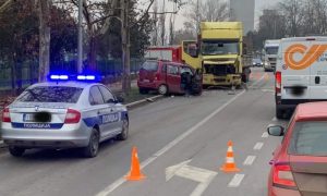 Snimak teške nesreće: U direktnom sudaru kamiona i auta poginuo muškarac VIDEO