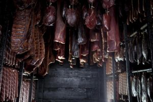 Ove zime će umjesto mesa jesti pekmez i hljeb: Lopovi domaćinu ukrali slaninu i pršutu