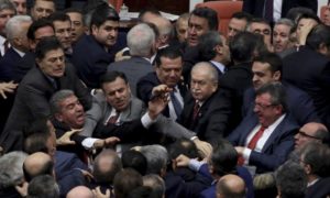 Tuča u Parlamentu Turske: Poslanik završio na intenzivnoj njezi VIDEO