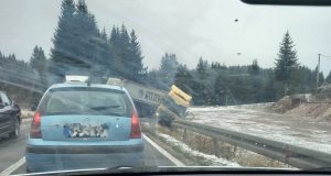 Saobraćaj otežan: Kamion i auto sletjeli sa puta nakon teškog sudara FOTO