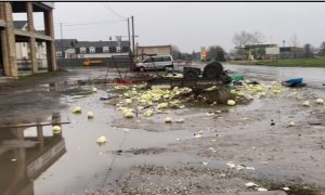 Zabio se u tablu, pa u traktorsku prikolicu: Mladić izgubio život u stravičnom sudaru VIDEO