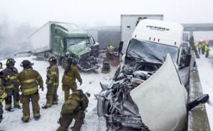 SAD okovane snijegom: Otkazano više od 5.000 letova, spasilačke ekipe ne mogu do zaglavljenih vozača