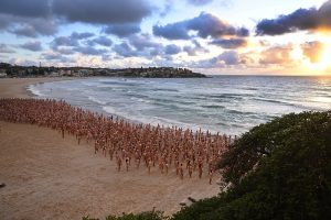 Zanimljiva umjetnost: 2.500 ljudi pozirali goli na plaži, zbog njih promijenjen i zakon VIDEO