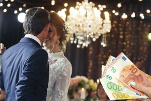 Bizaran brak zbog penzije: Zet oženio taštu, snajka se udala za svekra