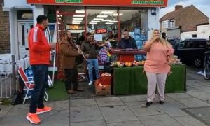 Bugari postali hit u Londonu: Ovako privlače mušterije u prodavnicu VIDEO    