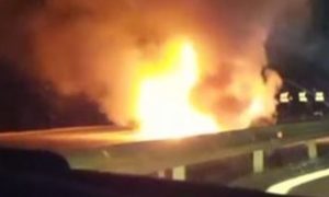 Zaustavljen saobraćaj na auto-putu: Automobil se zapalio nakon što je probio ogradu VIDEO