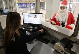 Deda Mraz nije “skretao sa staze”: Morao da prođe pasošku kontrolu