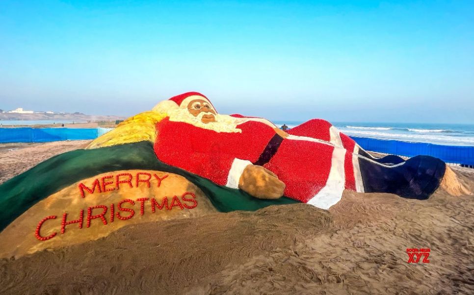 Djed Mraz dug 18,2 metra napravljen od pijeska i paradajza VIDEO