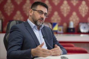 Odbio ustupiti prostorije: Ministar SDA Edin Ramić preispituje “štetnost” Djeda Mraza
