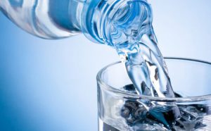 Novo istraživanje pokazalo: Litar flaširane vode ima i do 400.000 čestica nanoplastike
