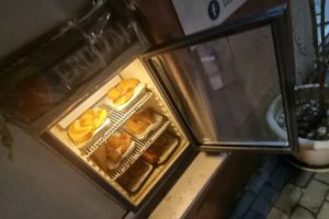 Pomoć za najugroženije: U Mostaru postavljen frižider s gotovim obrocima za gladne