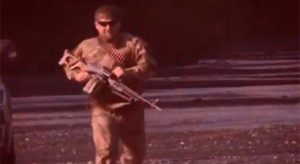 Bizaran snimak čečenskog lidera: Kadirov trči i puca, prate ga vojna vozila VIDEO