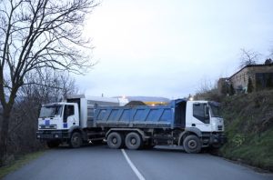 Ambasade SAD u Beogradu i Prištini: Hitno ukloniti barikade sa puteva