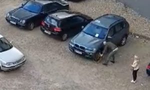 Došao u BiH iz Austrije: Stavili kandžu jer je parkirao gdje ne treba, on je polupao čekićem VIDEO