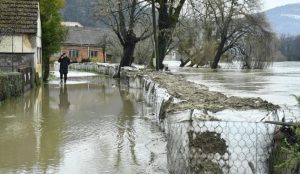 Zatvoreno više puteva i ulica: U Karlovcu vanredne mjere, u Hrvatskoj Kostajnici vodostaj raste