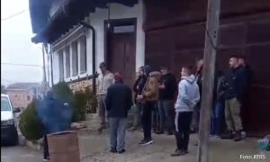 Podrška komšija: Mještani Velike Hoče noć proveli ispred domaćinstva Petrović