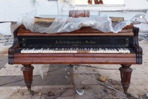 Na splitskoj plaži ostavljen klavir iz 19. vijeka