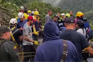 Nesreća u Kolumbiji: Odron zatrpao autobus, najmanje 33 žrtve VIDEO