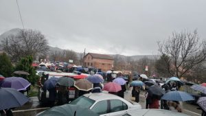 Narod na sjeveru Kosova se okuplja na barikadama, tu su i pripadnici Kfora