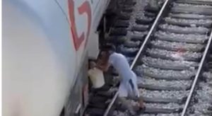 Prati vagon u pokretu i drži kofu: Muškarac uhvaćen kako krade gorivo VIDEO