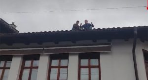 Potresne scene iz Velike Hoče, domaćin se popeo na krov: “Ne dam, ovo je moje” VIDEO