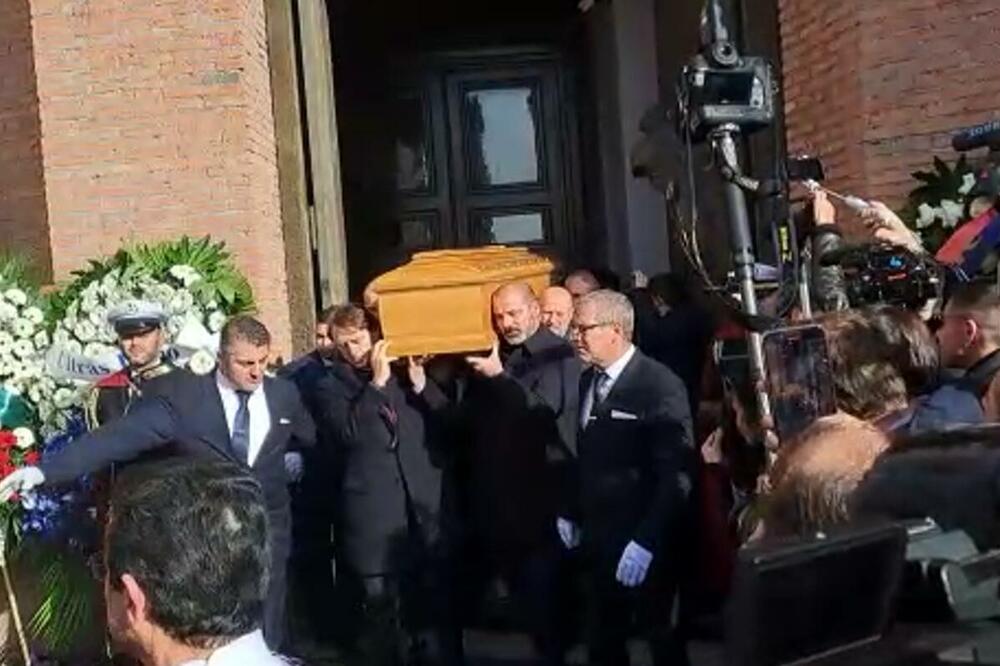 Sahranjen Siniša Mihajlović: Srpski fudbaler ispraćen na vječni počinak pred hiljadama ljudi u Rimu VIDEO