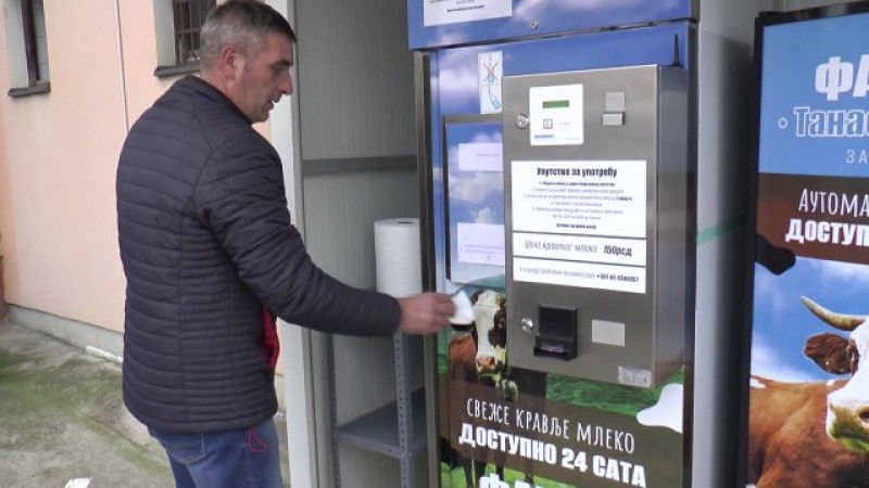 U Čačku prvi mljekomat: “Ovo je odlično, kao da smo lično pomuzli kravu”