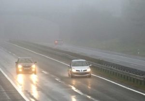 Smanjena vidljivost: Oprez zbog mokrih kolovoza i magle