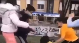Novi zgražavajući snimak nasilja: Učenika brutalno tuče četvoro vršnjaka VIDEO