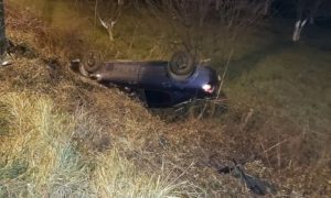 Auto se prevrnuo pored puta: Jedna osoba povrijeđena u saobraćajnoj nesreći