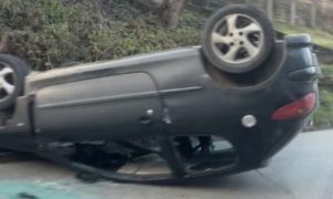 Učenica povrijeđena: Automobil završio na krovu nakon nesreće