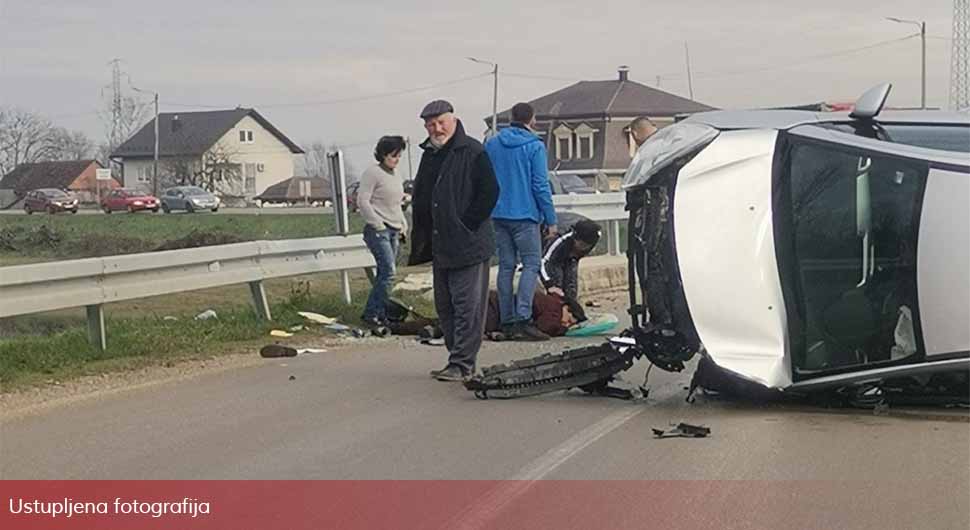 Prevrnuo se automobil: Pješaka odvezla Hitna pomoć