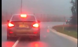 Izbjegnuta tragedija: Opasna vožnja na Manjači, vozač “luta” po cesti VIDEO