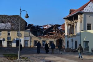 U Petrinji održali protest dvije godine nakon zemljotresa: Želimo obnovu bez obzira na boju naljepnice