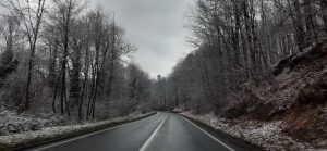 Potreban maksimalan oprez: Usporen saobraćaj zbog snijega u planinskim predjelima