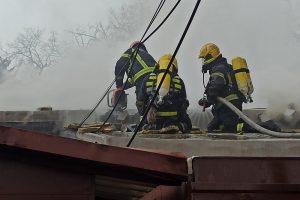 Izbio požar u fabrici “Zastava oružje”: Izgorjelo 400 kvadrata krovne konstrukcije