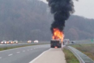 Povrijeđenih nije bilo: Gorio kamion na auto-putu “9. januar”