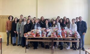 Svaka čast: Srednjoškolci sakupili 250 novogodišnjih paketića za djecu iz socijalno ugroženih porodica