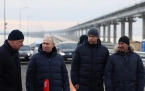 Prvi put nakon eksplozije u oktobru: Putin posjetio Krimski most VIDEO