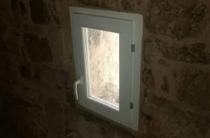 Zaštićeno kulturno dobro: Na tvrđavu iz petog vijeka stavili PVC prozore