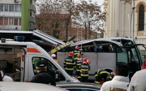 Stravična nesreća: Autobus pun turista udario u stub, ima mrtvih FOTO