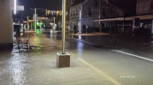 Teška noć u Sanskom Mostu: Izlile se dvije rijeke, grad poplavljen, oglasile se sirene za uzbunu
