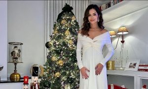 Severina u elegantnoj bijeloj haljini ispred ukrašene jelke čestitala Božić