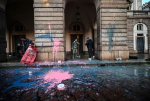 Privedeno pet aktivista: Farba bačena na milansku “Skalu”