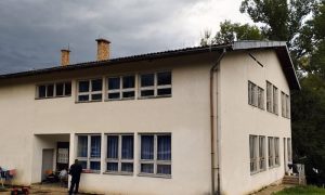 Nadomak Drvara: U srpskom selu Prekaja nastavu pohađaju samo dvije sestre, u školi i žive